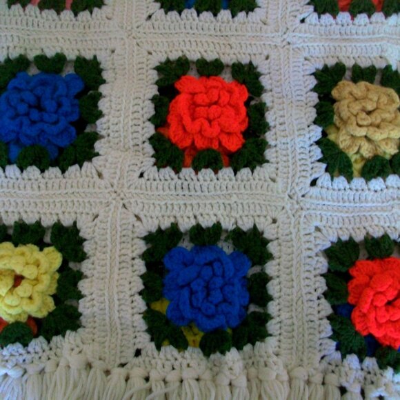 Vintage 70's Hand Crochet 3D Flowers Granny Square Fringed Afghan 42" x 72" - Picture 4 of 8
